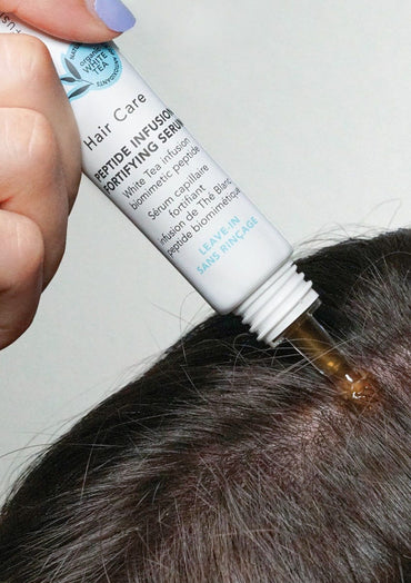Siero fortificante per capelli e cuoio capelluto con infuso di tè bianco e peptide biomimetico