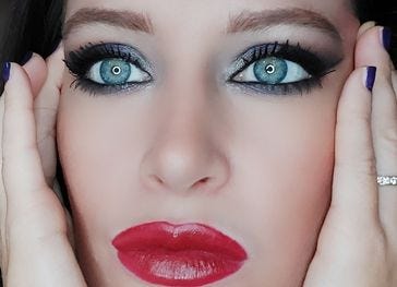 Smokey eyes con labbra rosse